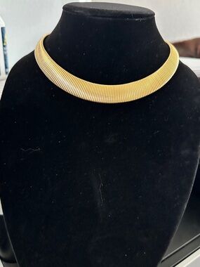 Title: Vtg 80s Gold Tone Omega Collar Choker Necklace Ribbed Flexible Tube 18in